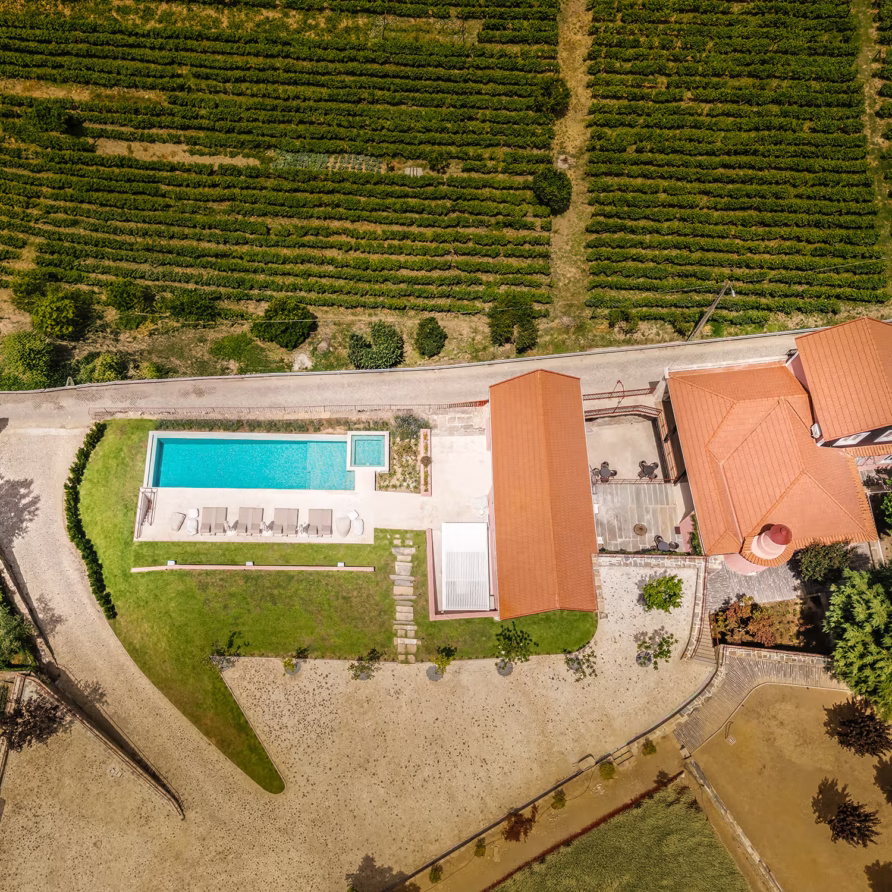 Exterior da Casa da Lameira, complexo T1 T2 e T3 no Douro, escapadinha no Douro, alojamento em Peso da Régua, alojamento com piscina infinita no Douro